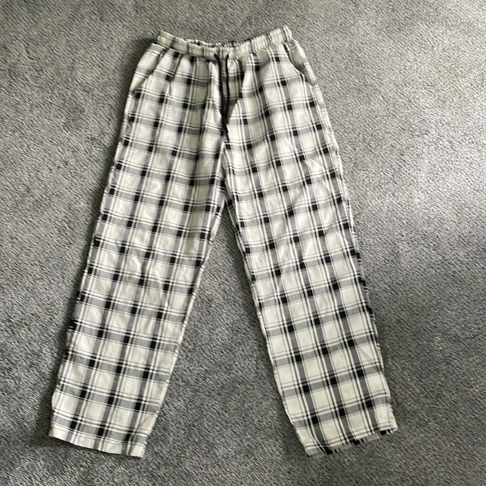 Men’s medium plaid pants.